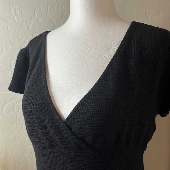 𝅺h&m black cap sleeve cropped crossover top V-neck waffle weave size medium - Picture 2 of 10